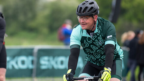 Ministerpräsident Rhein auf dem Rennrad beim Radklassiker Eschborn-Frankfurt