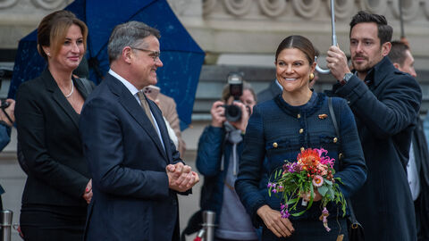 Ministerpräsident Rhein und Kronprinzessin Victoria von Schweden stehen draußen nebeneinander. Sie hält außerdem einen Blumenstrauß in der Hand.