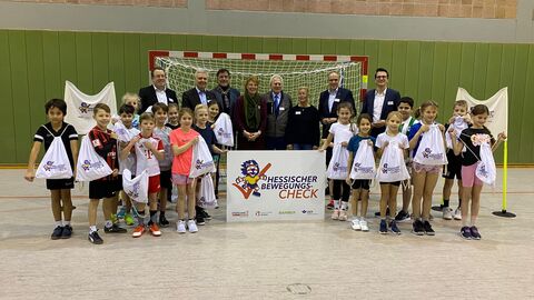 Sportminister Peter Beuth hat gemeinsam mit Dr. Manuel Lösel, Staatssekretär im Hessischen Kultusministerium, die Auftaktveranstaltung zur Umsetzung des Hessischen Bewegungschecks im Kreis Gießen besucht. Mit auf dem Bild sind Kinder zu sehen.