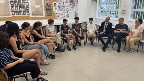 Minister Schwarz mit Schülern in einem Stuhlkreis